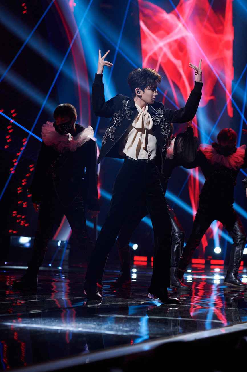 王源《我们的歌》化身“暗夜伯爵” 燃唱《血腥爱情故事》大秀solo舞蹈