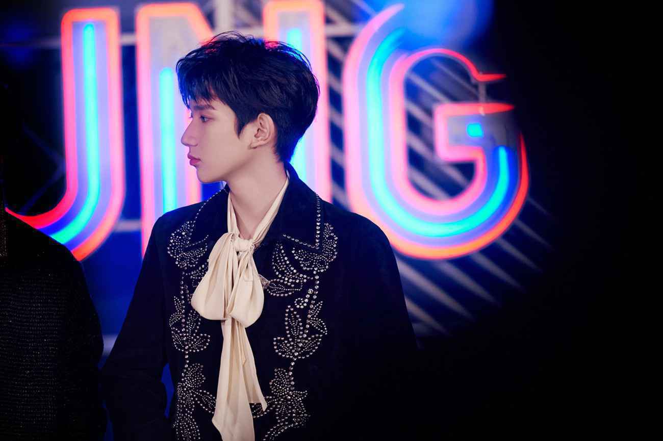 王源《我们的歌》化身“暗夜伯爵” 燃唱《血腥爱情故事》大秀solo舞蹈