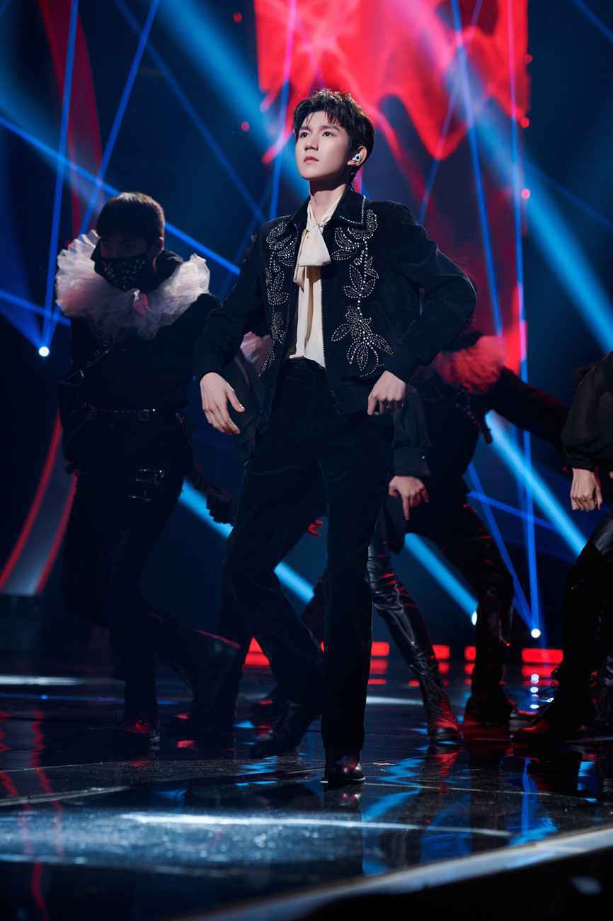 王源《我们的歌》化身“暗夜伯爵” 燃唱《血腥爱情故事》大秀solo舞蹈