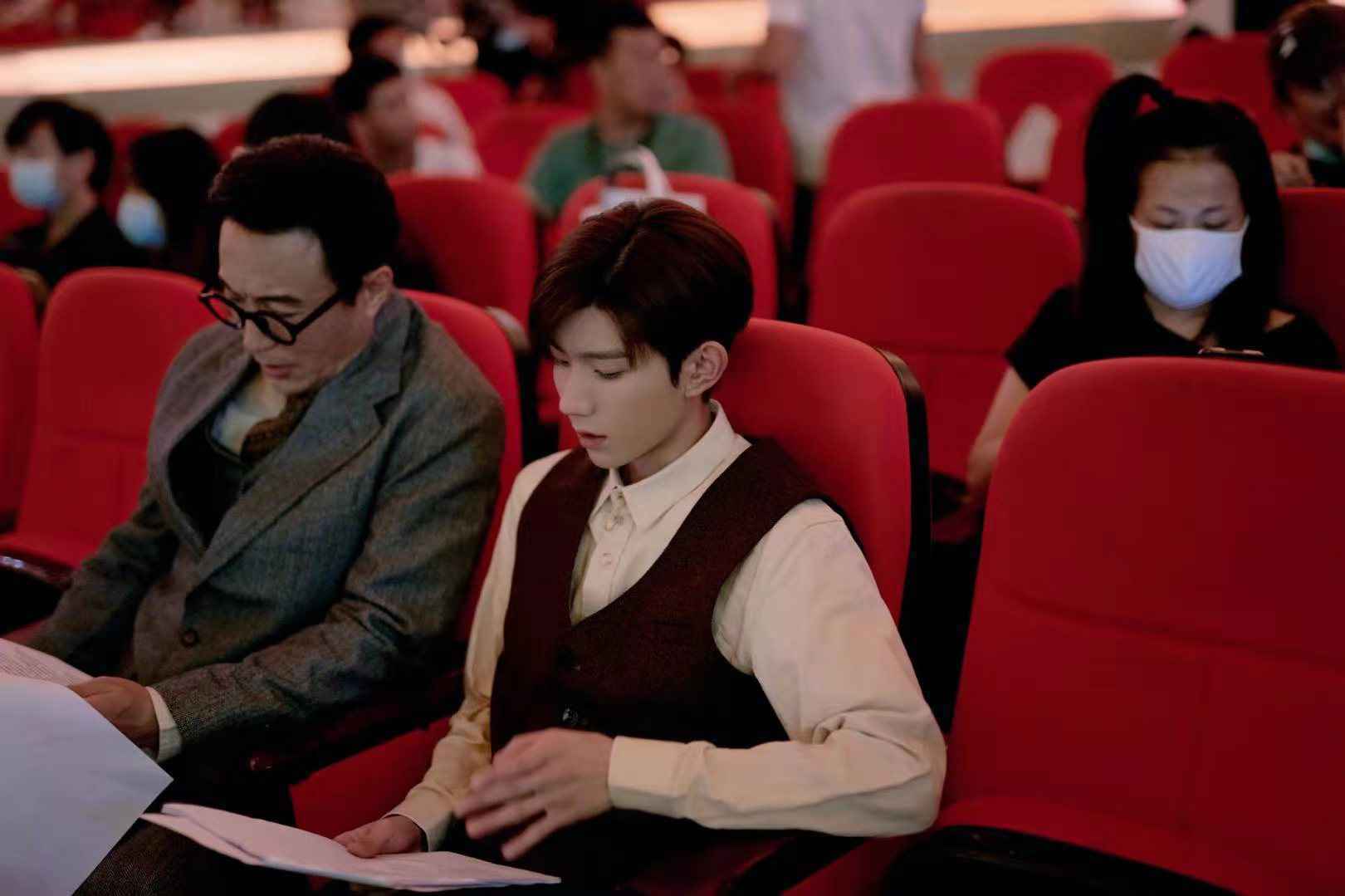 王源首演话剧致敬聂耳 演绎《义勇军进行曲》背后故事荡气回肠