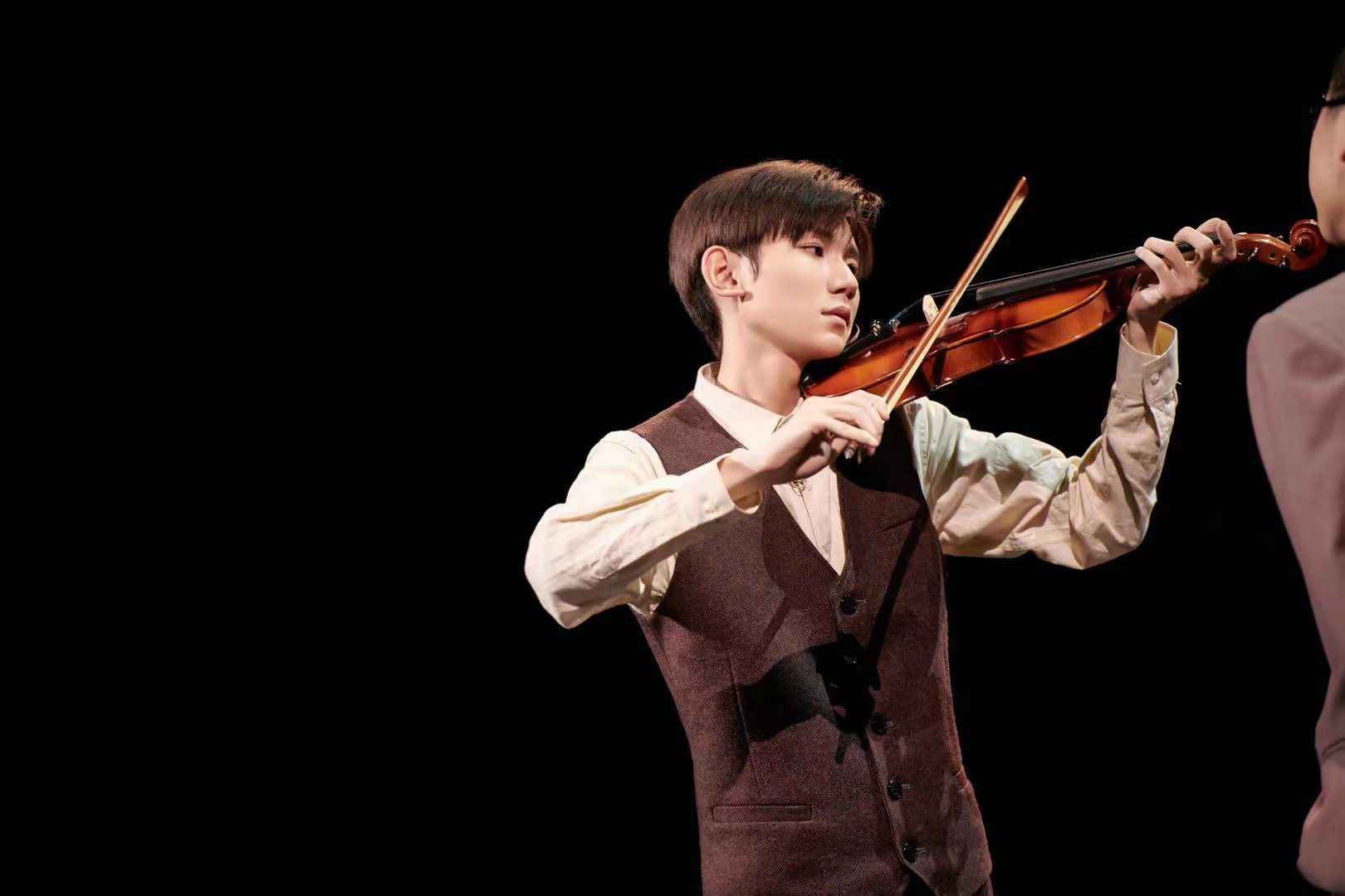 王源首演话剧致敬聂耳 演绎《义勇军进行曲》背后故事荡气回肠