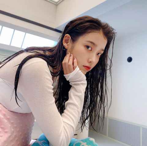 神曲将在今天公开！IU分享湿发照，大家已经迫不及待想听《Eight》了吧～