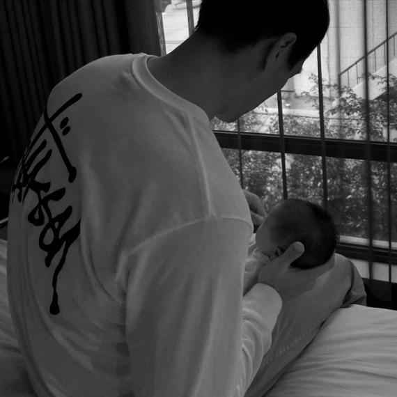 杨祐宁当爸后首晒父女同框照