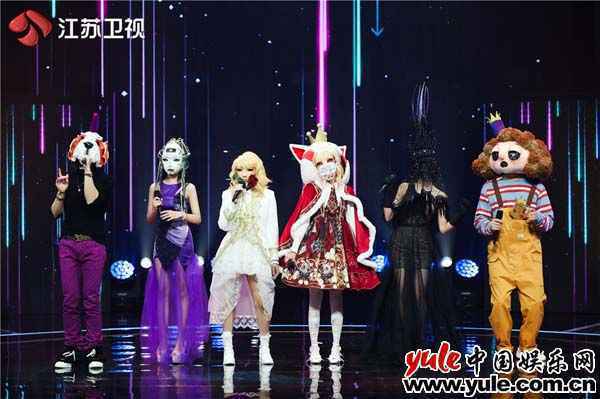 蒙面男团集体热舞活力开场 六位唱将甜蜜配对联袂欢唱