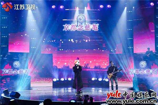 蒙面男团集体热舞活力开场 六位唱将甜蜜配对联袂欢唱