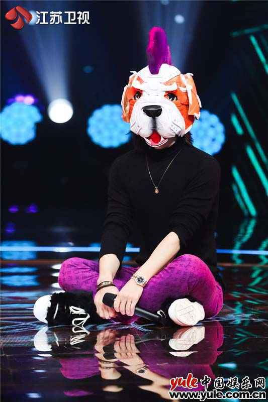 蒙面男团集体热舞活力开场 六位唱将甜蜜配对联袂欢唱