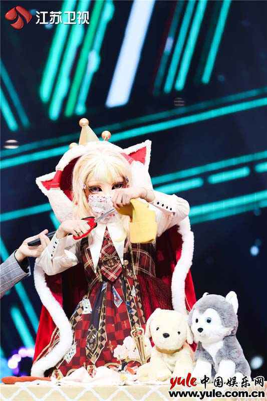 蒙面男团集体热舞活力开场 六位唱将甜蜜配对联袂欢唱