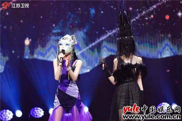 蒙面男团集体热舞活力开场 六位唱将甜蜜配对联袂欢唱