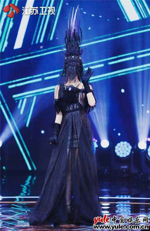 蒙面男团集体热舞活力开场 六位唱将甜蜜配对联袂欢唱