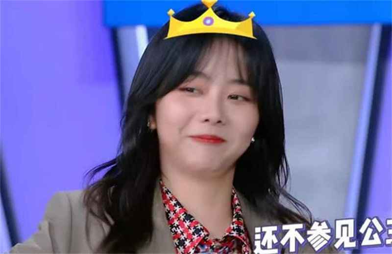 谭松韵参加《快本》，模仿王心凌经典造型，娃娃脸不像30岁的人