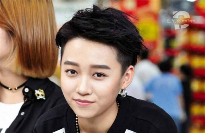 《青你2》热播，刘雨欣受伤仍坚持训练，网友：她不出道谁出道