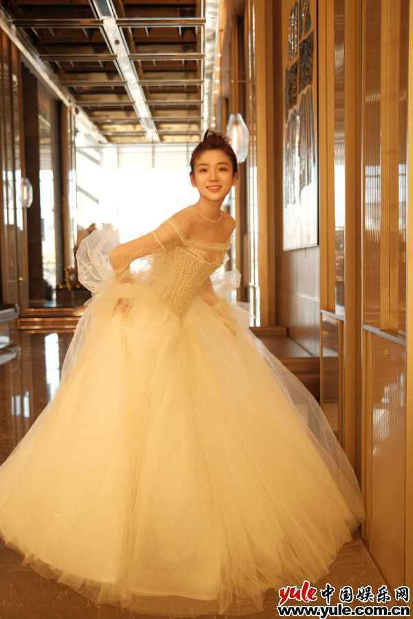 代露娃亮相舞台活动 献唱甜美情歌浪漫动人