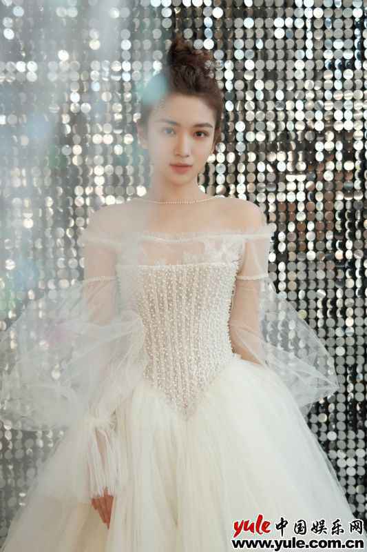 代露娃亮相舞台活动 献唱甜美情歌浪漫动人