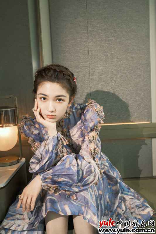 代露娃亮相舞台活动 献唱甜美情歌浪漫动人