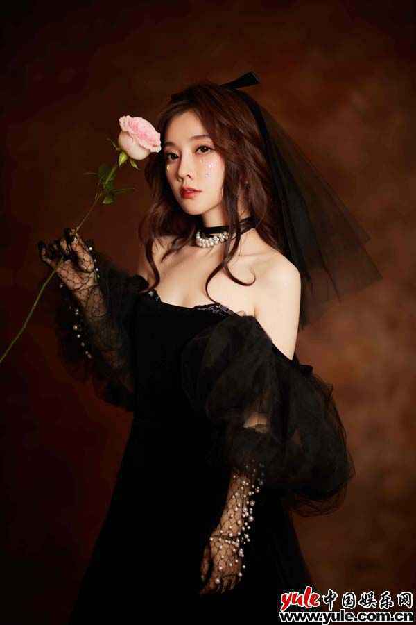 冯提莫生日会全开麦惊艳全场 新歌《光》首唱引期待