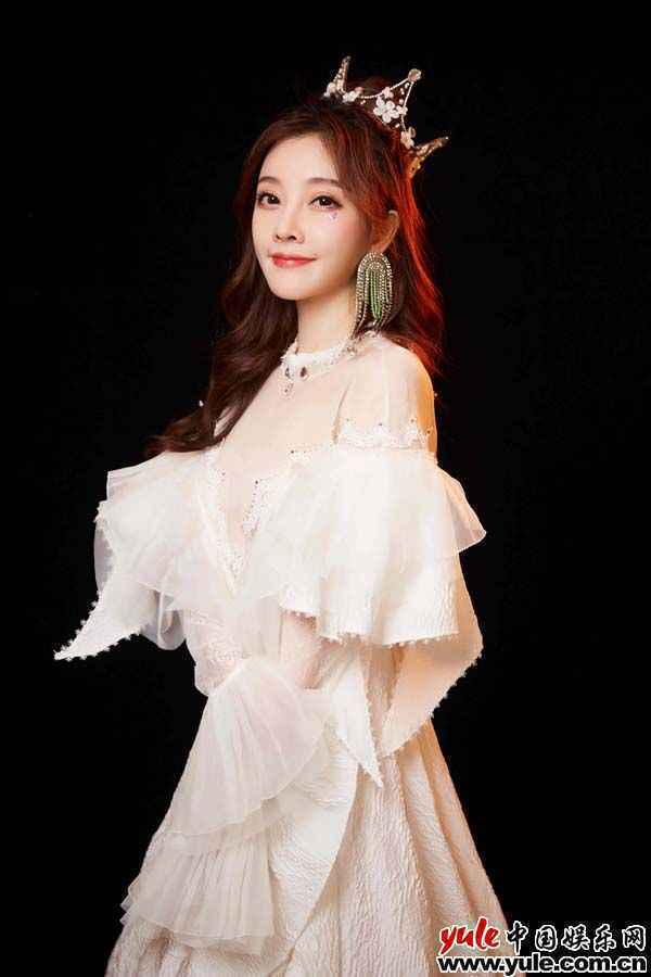 冯提莫生日会全开麦惊艳全场 新歌《光》首唱引期待