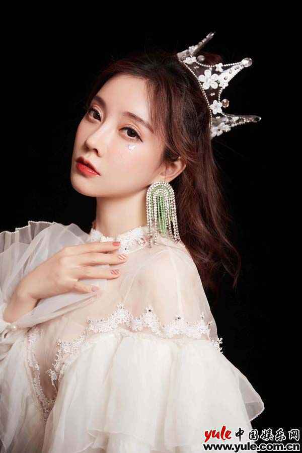 冯提莫生日会全开麦惊艳全场 新歌《光》首唱引期待