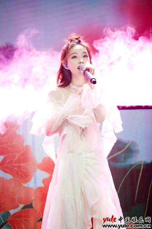 冯提莫生日会全开麦惊艳全场 新歌《光》首唱引期待