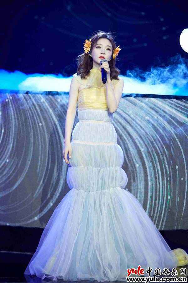 冯提莫生日会全开麦惊艳全场 新歌《光》首唱引期待