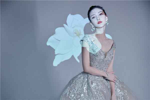 Angelababy亮相盛典活动展现迷人魅力