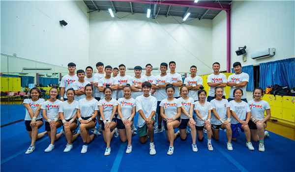 鼓鼓全身皮绷紧 叠人肉金字塔被举高高