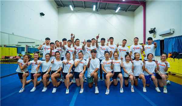 鼓鼓全身皮绷紧 叠人肉金字塔被举高高