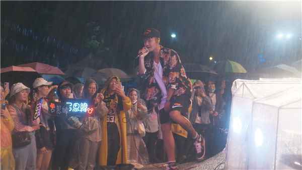 鼓鼓全身皮绷紧 叠人肉金字塔被举高高