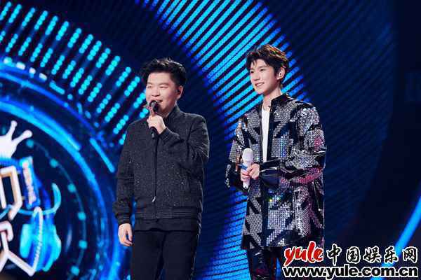 王源《我们的歌》迎收官之战 重唱原创作词曲目《彩虹云朵》甜翻全场