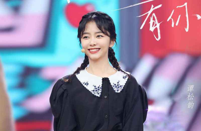 《快乐大本营》谭松韵唱跳经典歌曲《睫毛弯弯》，粉丝：女鹅好甜