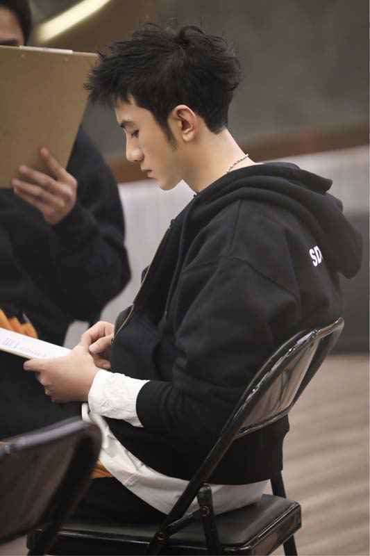 肖顺尧《追光吧！哥哥》身负重担 努力前行期待涅槃《重生》