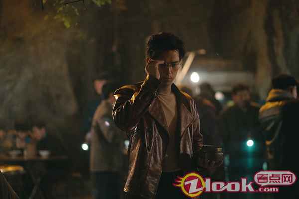 李现《古董局中局》定档0430 海报再现药不然“扶镜杀”