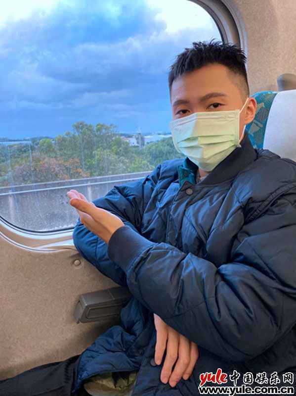 曾昱嘉高铁误点出租车上开嗓 因疫情跨年夜冷清“像彩排”