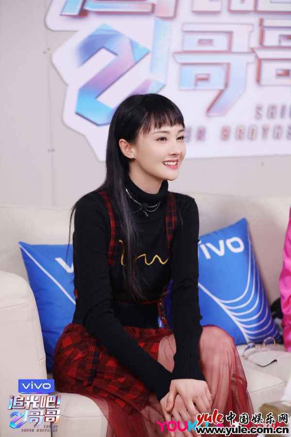 《追光吧！哥哥》二公舞台跨年首发，欢乐与感动加倍！