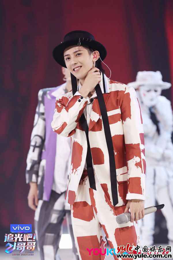 《追光吧！哥哥》二公舞台跨年首发，欢乐与感动加倍！