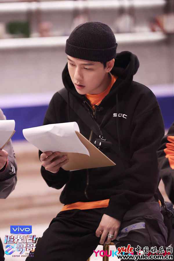 《追光吧！哥哥》二公舞台跨年首发，欢乐与感动加倍！