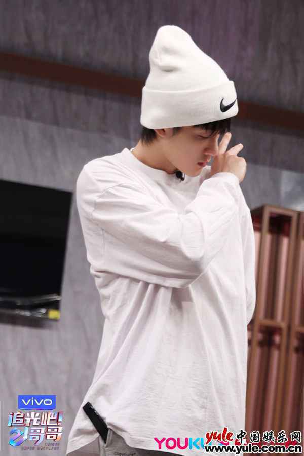 《追光吧！哥哥》二公舞台跨年首发，欢乐与感动加倍！