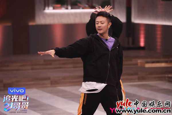 《追光吧！哥哥》二公舞台跨年首发，欢乐与感动加倍！