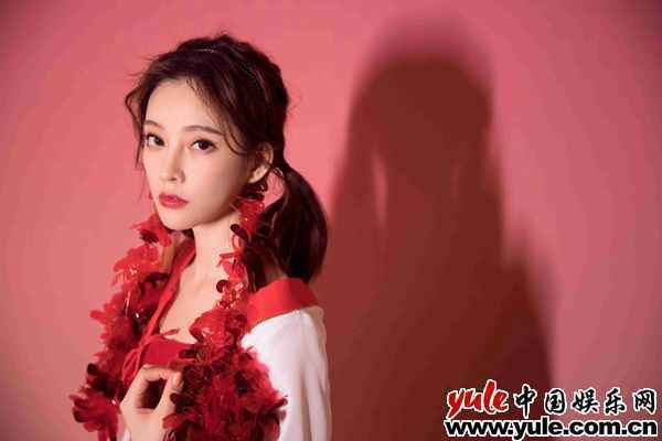 冯提莫受邀东方B站双跨年 人气唱功双发力