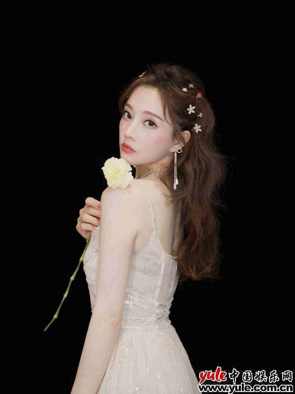 冯提莫受邀东方B站双跨年 人气唱功双发力