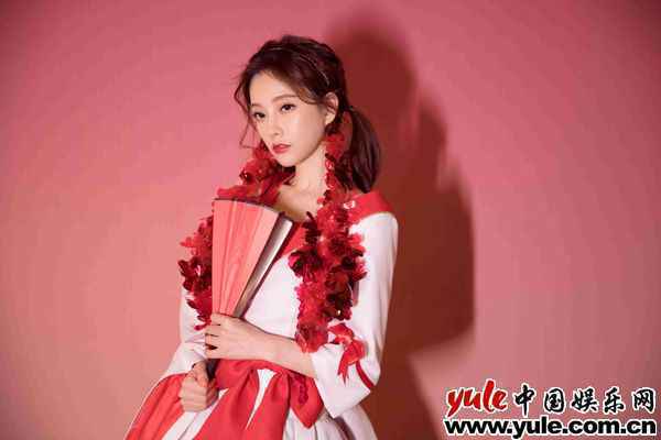 冯提莫受邀东方B站双跨年 人气唱功双发力