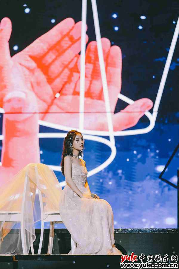 冯提莫受邀东方B站双跨年 人气唱功双发力