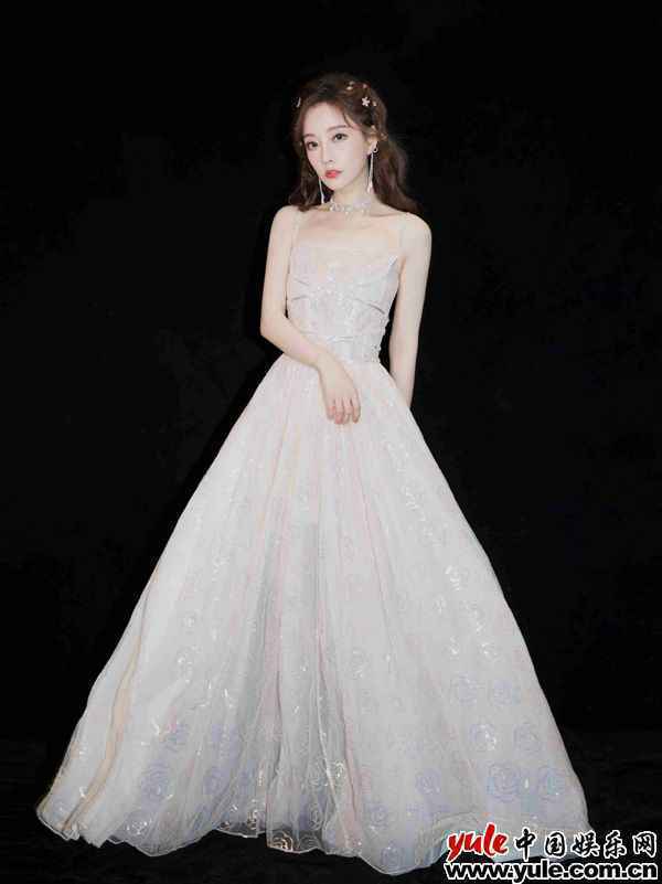 冯提莫受邀东方B站双跨年 人气唱功双发力