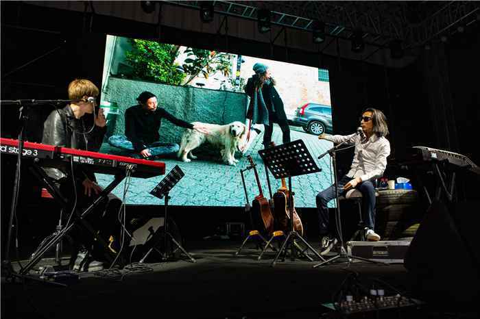 谢天笑新年首演武汉开嗓 送向阳花为英雄城市祝福