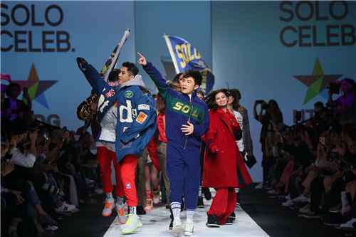 古巨基身兼三职上台走show