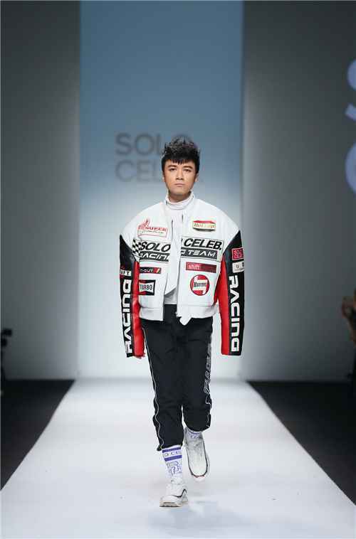 古巨基身兼三职上台走show