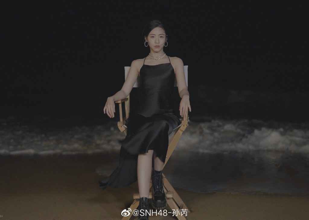 浴缸湿发?赛博朋克?孙芮新EP造型让我直呼“OMG”