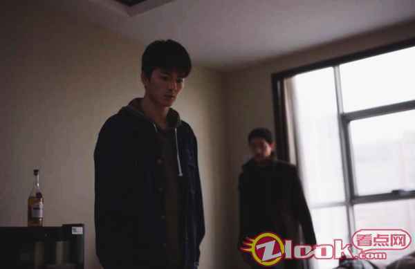 邓竞 电影《郊区的鸟》展映邓竞饰演工程师蚂蚁坚毅又踟蹰