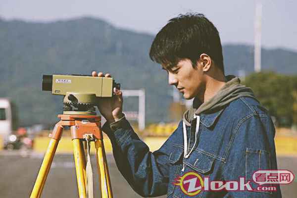 邓竞饰演工程师蚂蚁 电影《郊区的鸟》展映邓竞饰演工程师蚂蚁坚毅又踟蹰