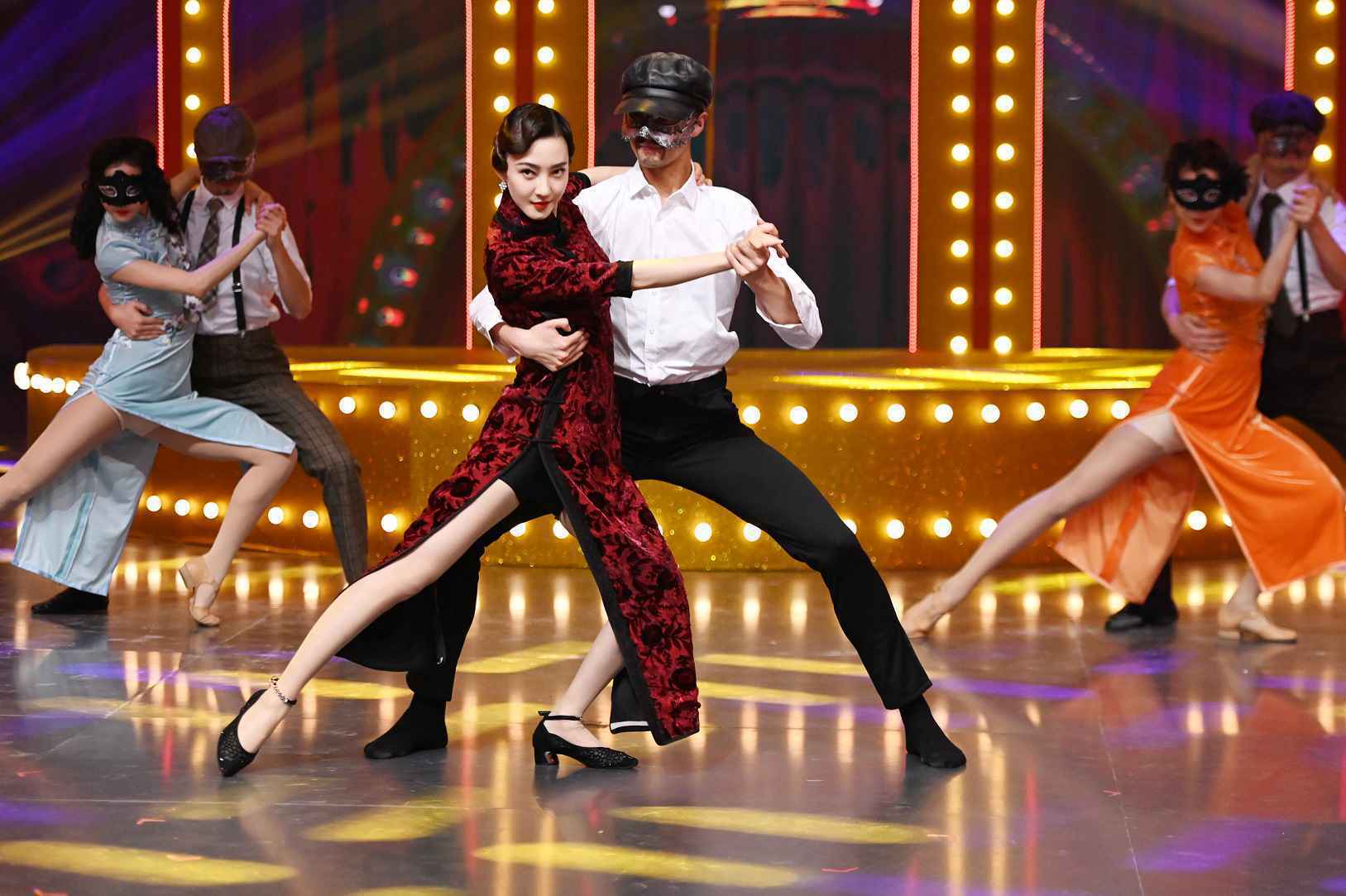 《王牌对王牌》王丽坤化身特工 秀旗袍舞展东方风情