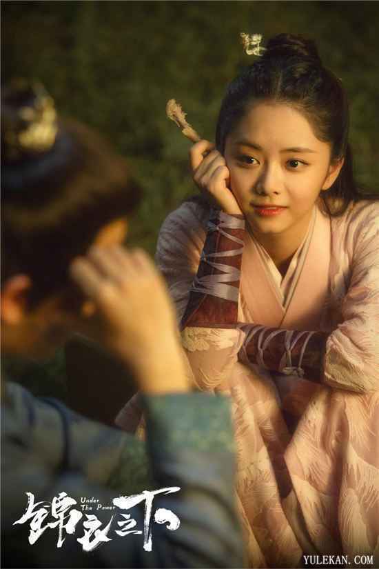 《锦衣之下》插曲是由谁演唱的？